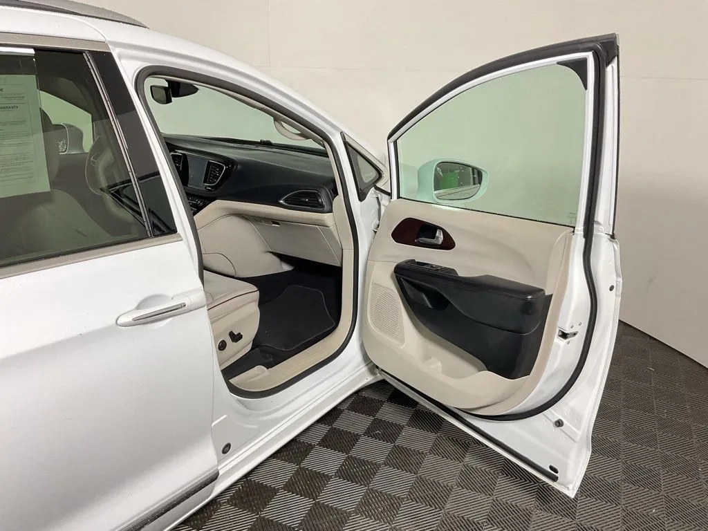 Chrysler Pacifica photo 33