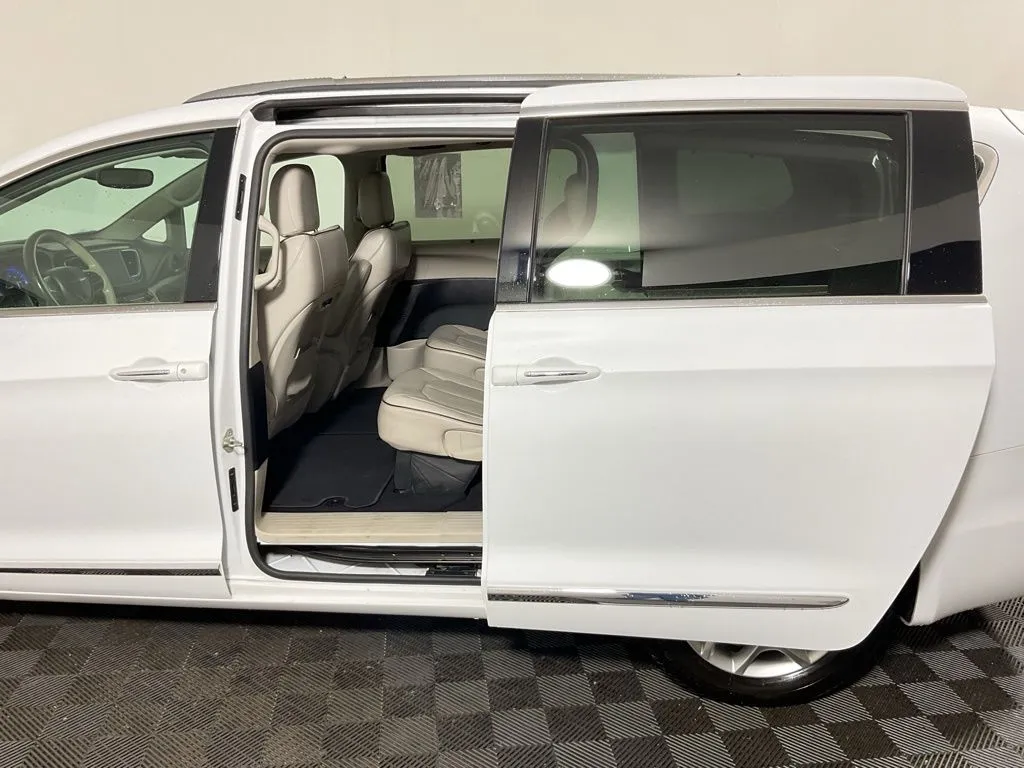 Chrysler Pacifica photo 29