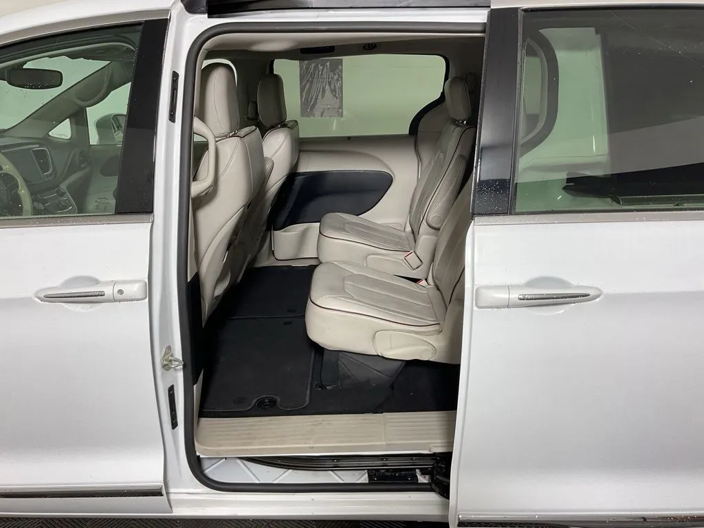 Chrysler Pacifica photo 30