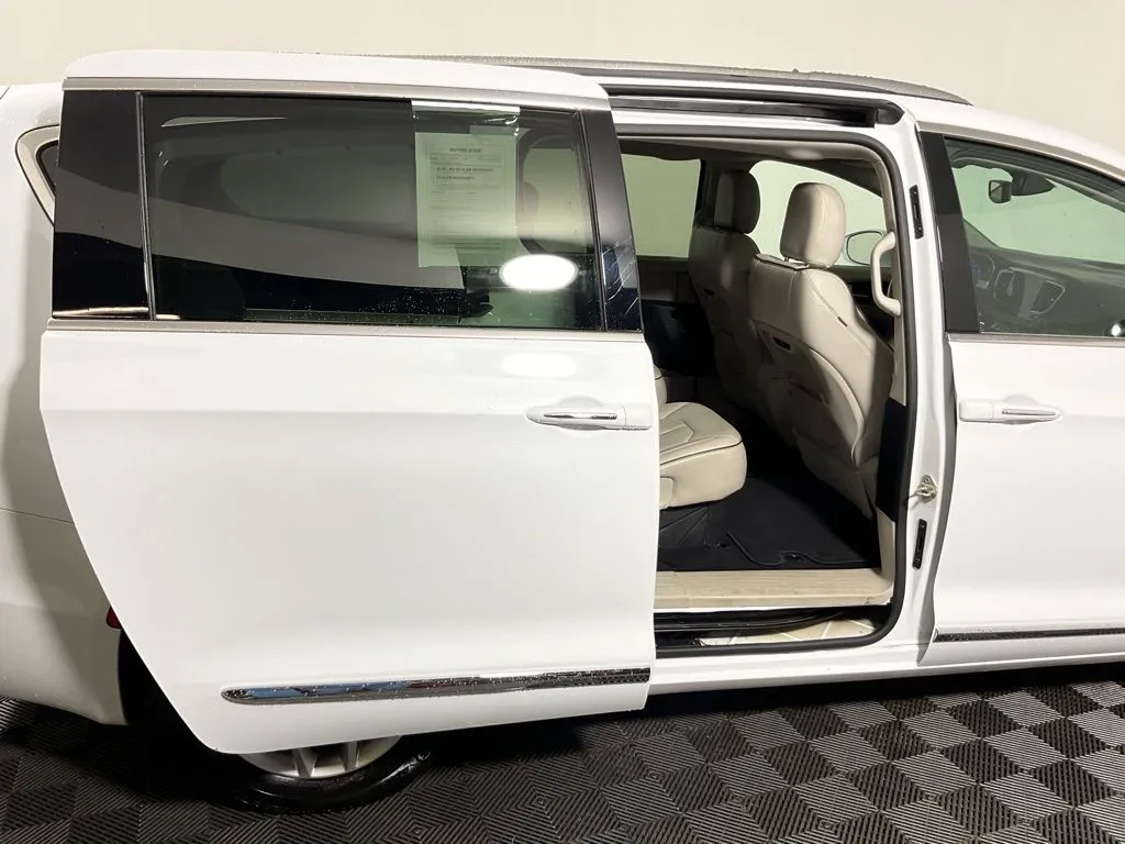 Chrysler Pacifica photo 31