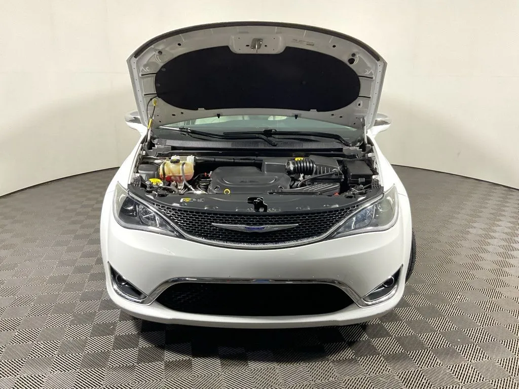 Chrysler Pacifica photo 9