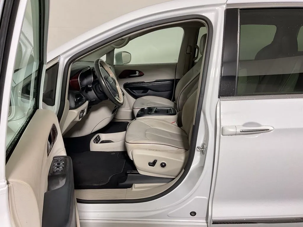 Chrysler Pacifica photo 21