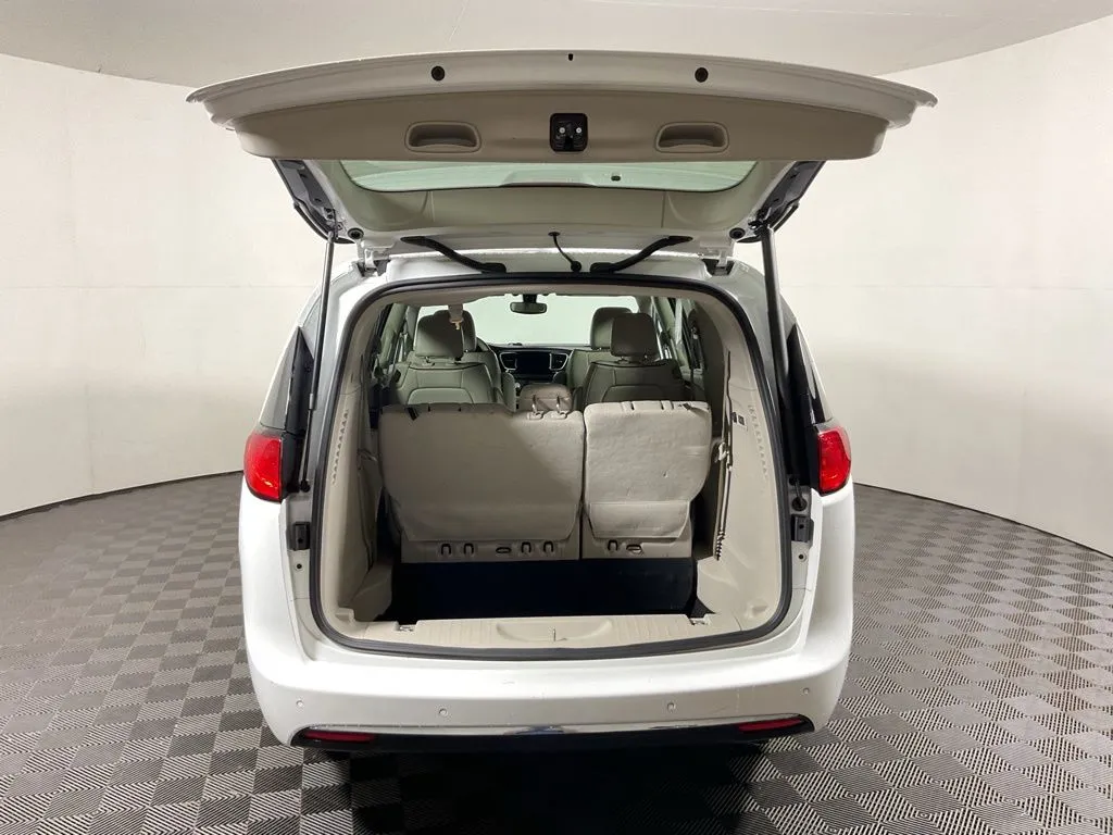Chrysler Pacifica photo 15
