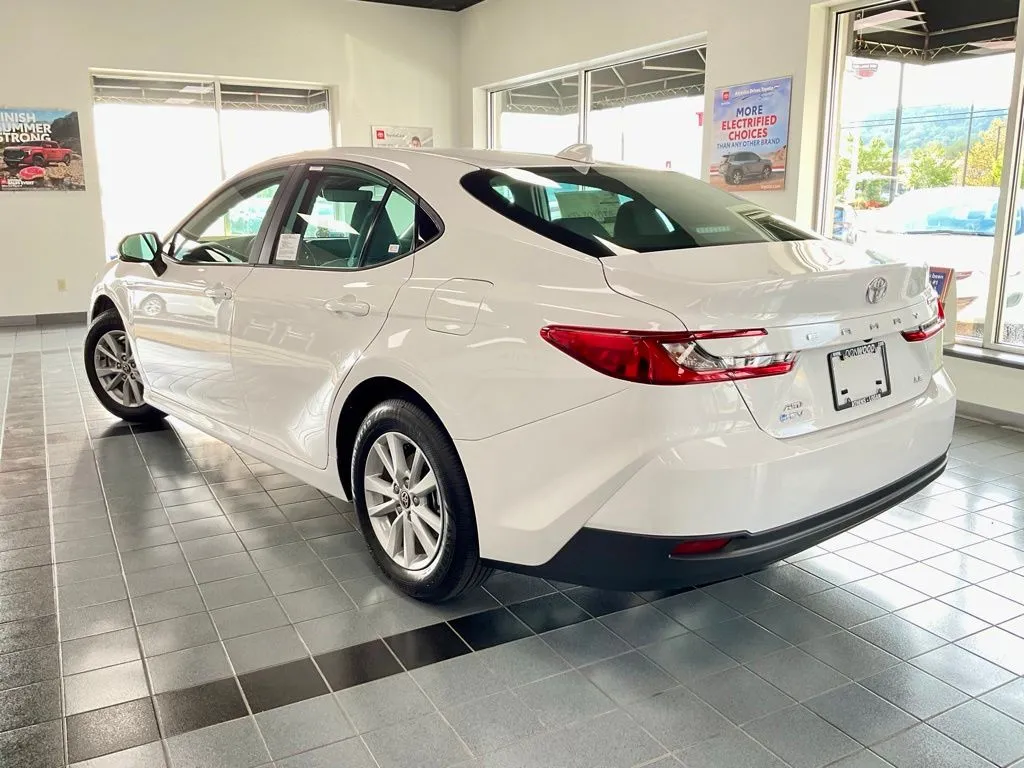 Toyota Camry photo 11