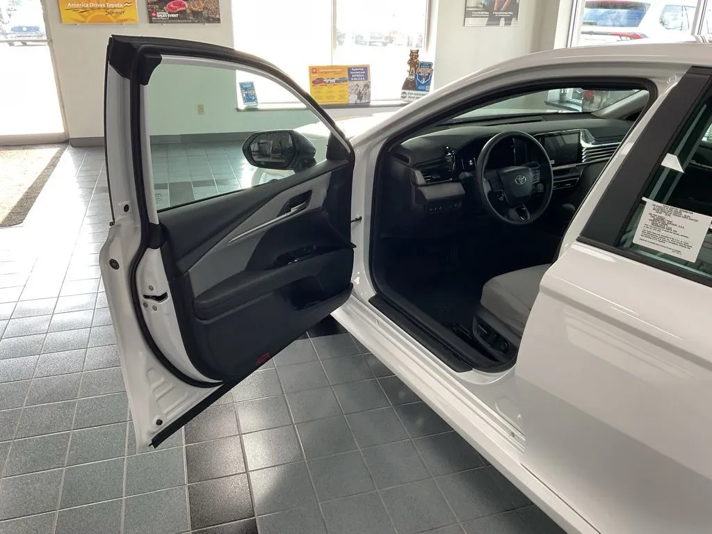 Toyota Camry photo 18