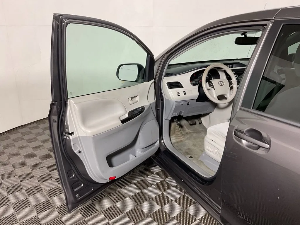 Toyota Sienna photo 17