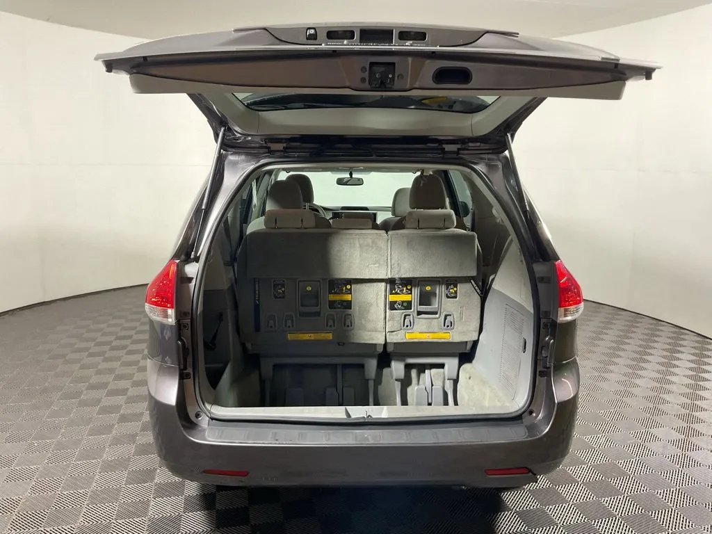 Toyota Sienna photo 13
