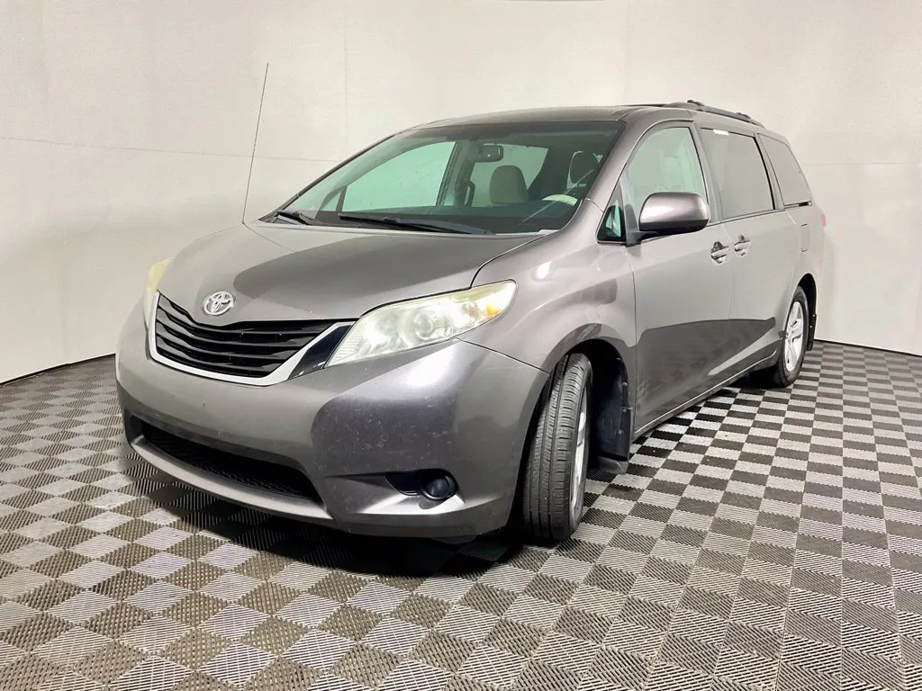 Toyota Sienna photo 2