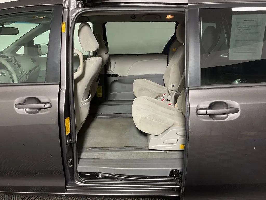 Toyota Sienna photo 27