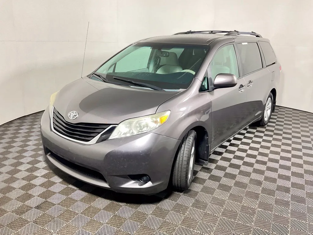 Toyota Sienna photo 8