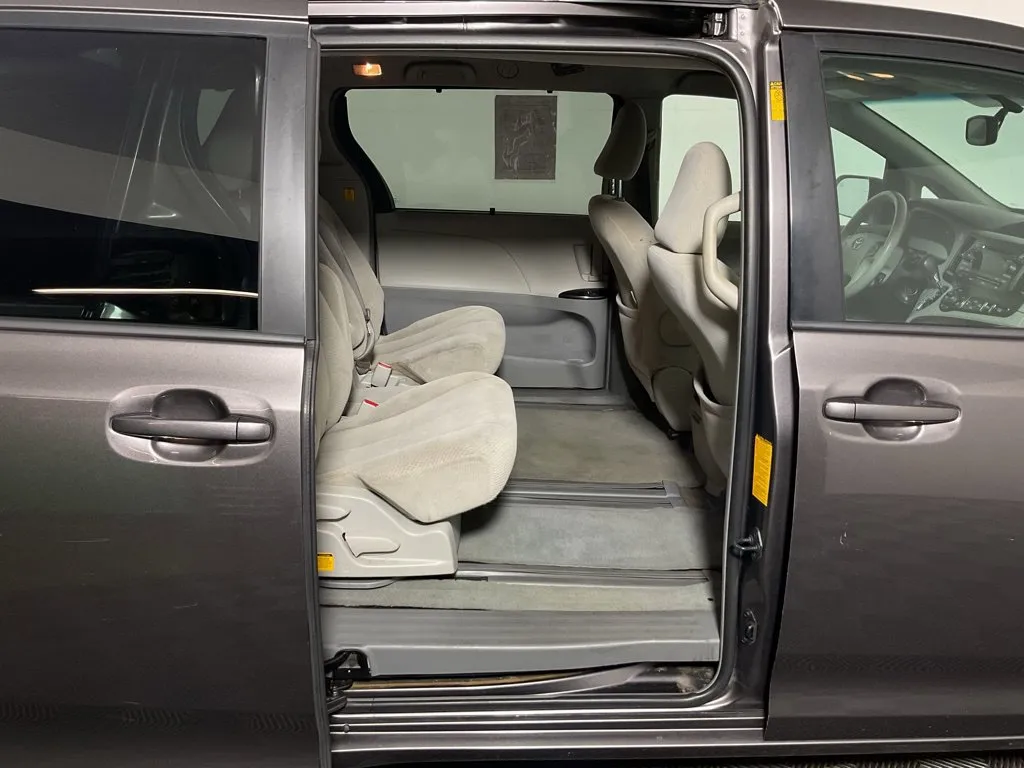 Toyota Sienna photo 29