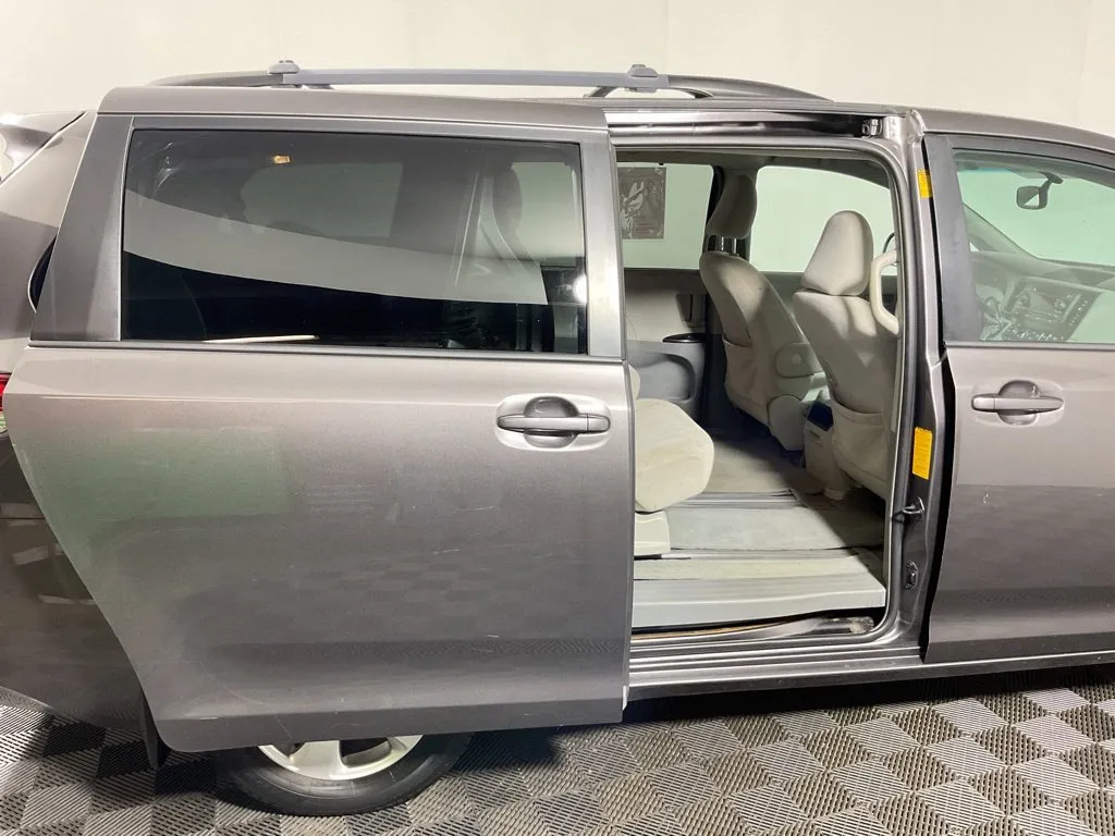Toyota Sienna photo 30