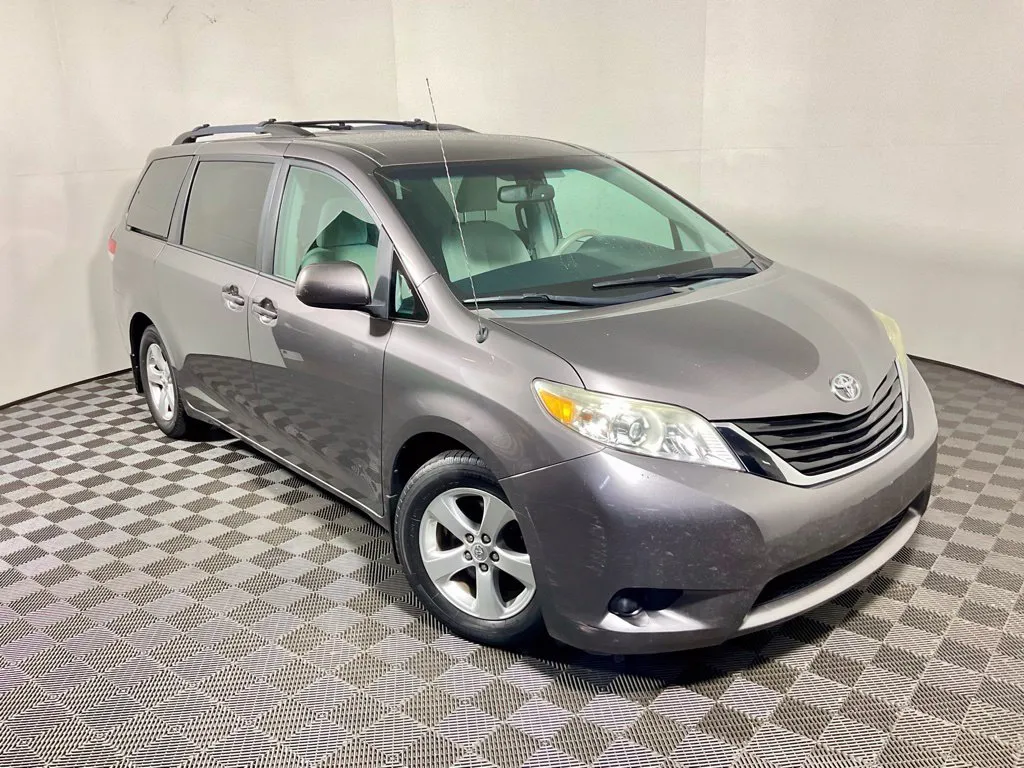 Toyota Sienna photo 4