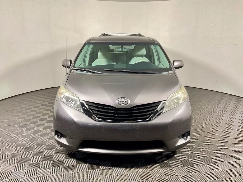 Toyota Sienna photo 5
