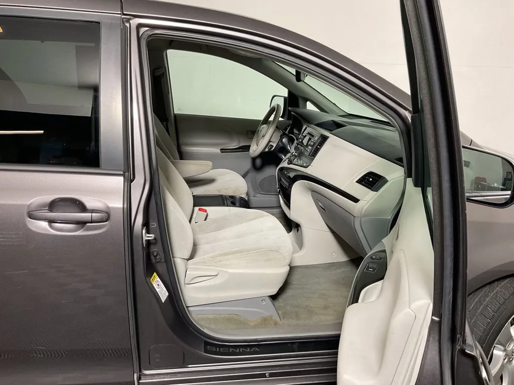 Toyota Sienna photo 32