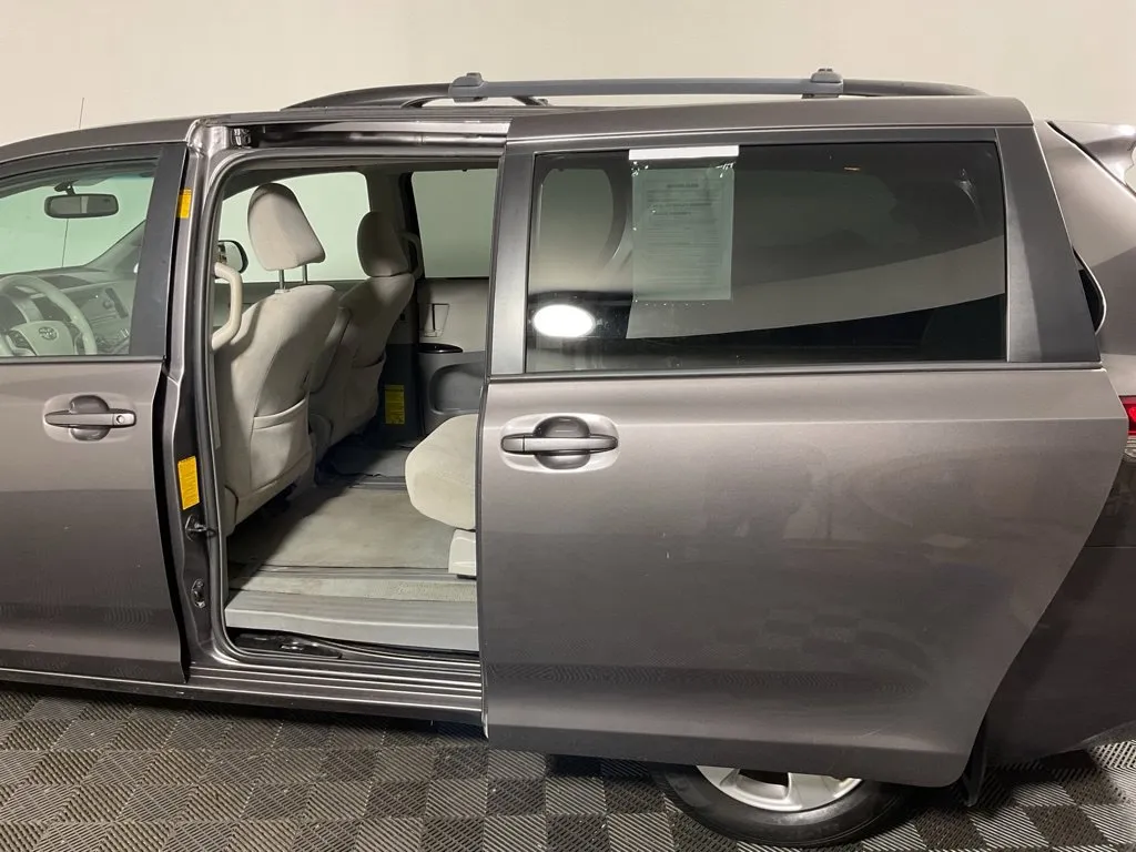 Toyota Sienna photo 28