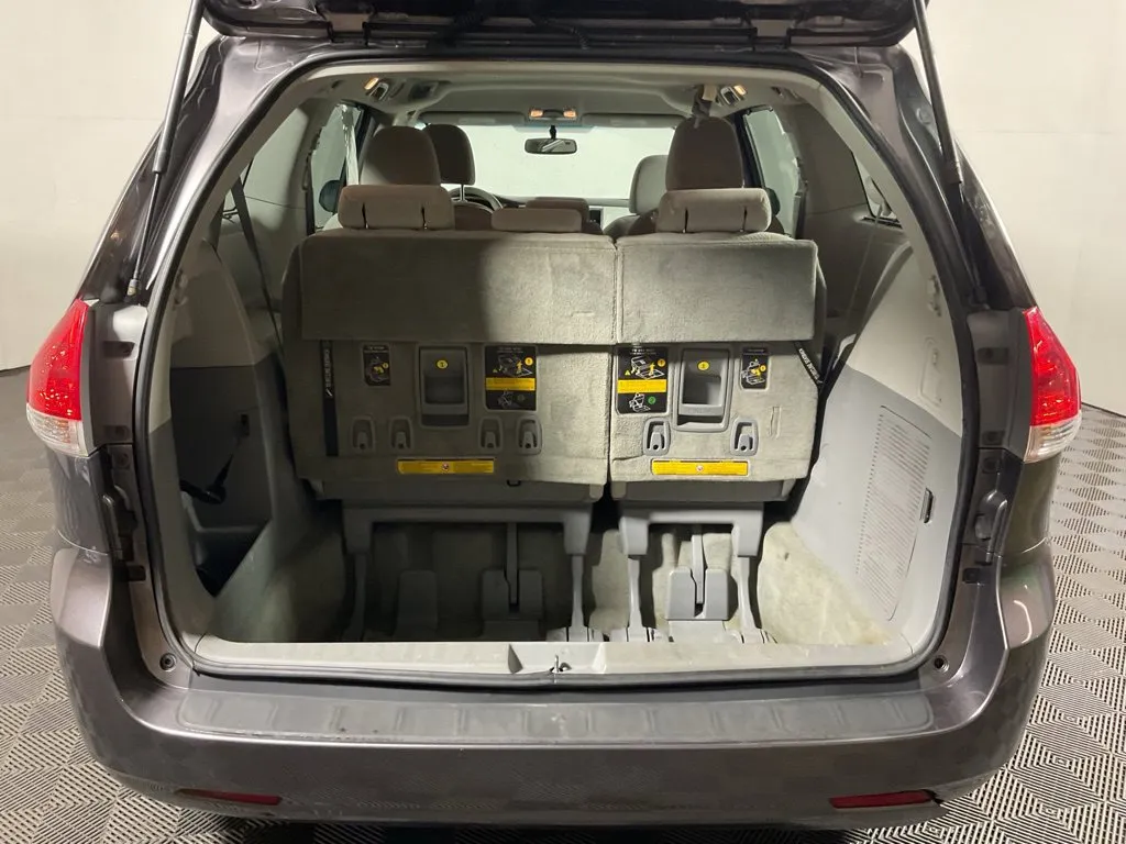 Toyota Sienna photo 14