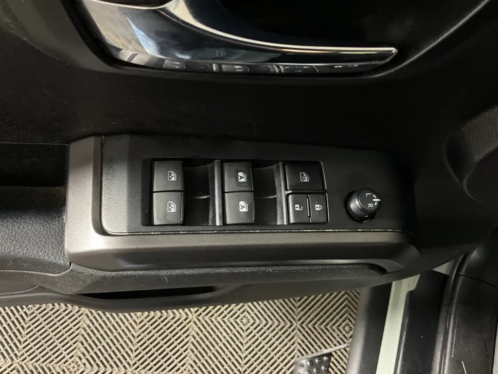 Toyota Tacoma photo 17