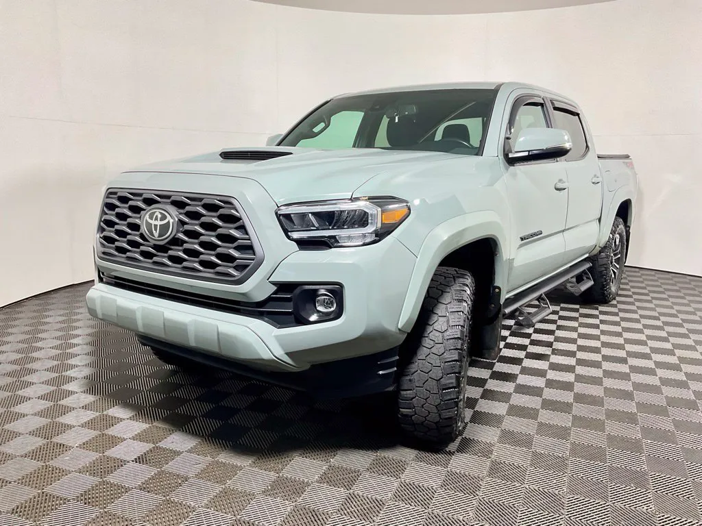 Toyota Tacoma photo 2