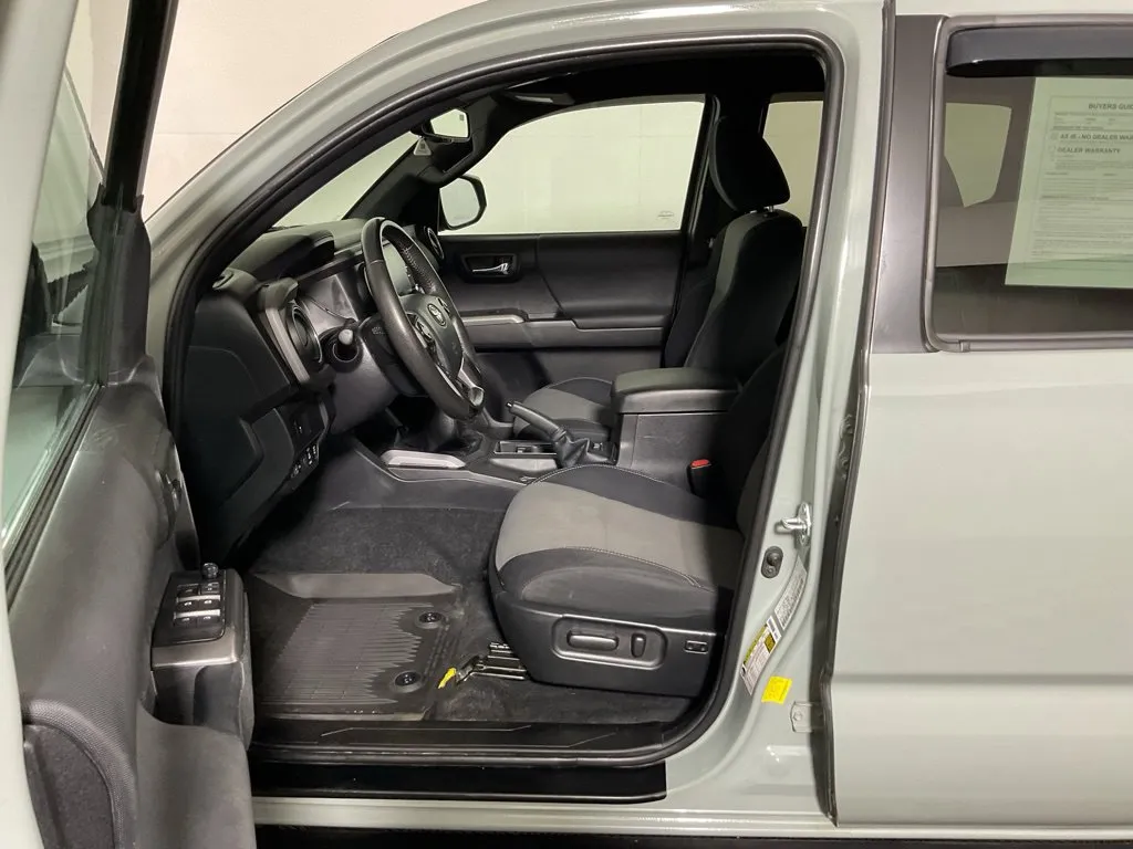 Toyota Tacoma photo 18
