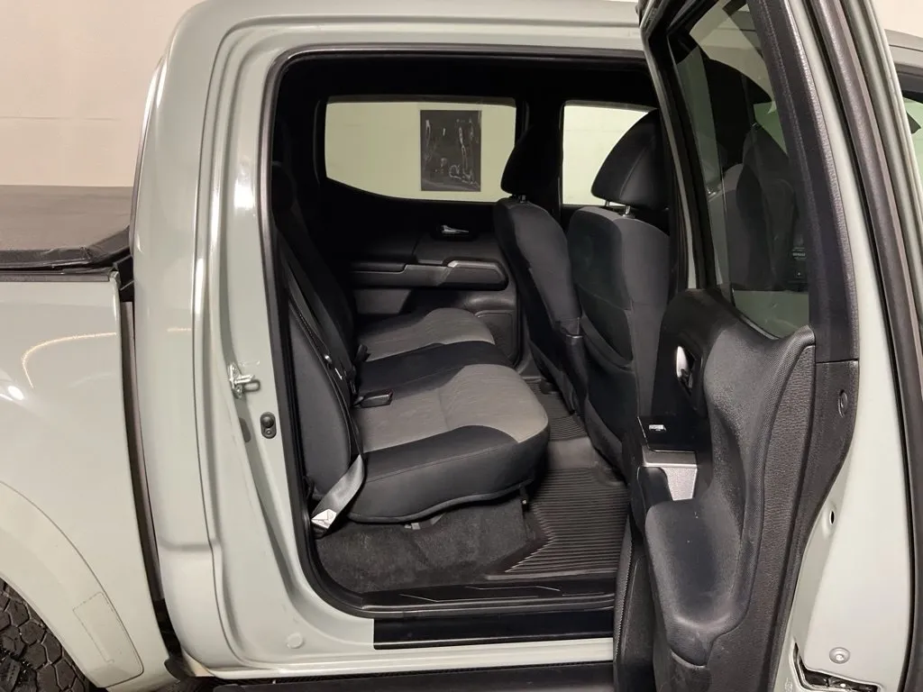 Toyota Tacoma photo 32