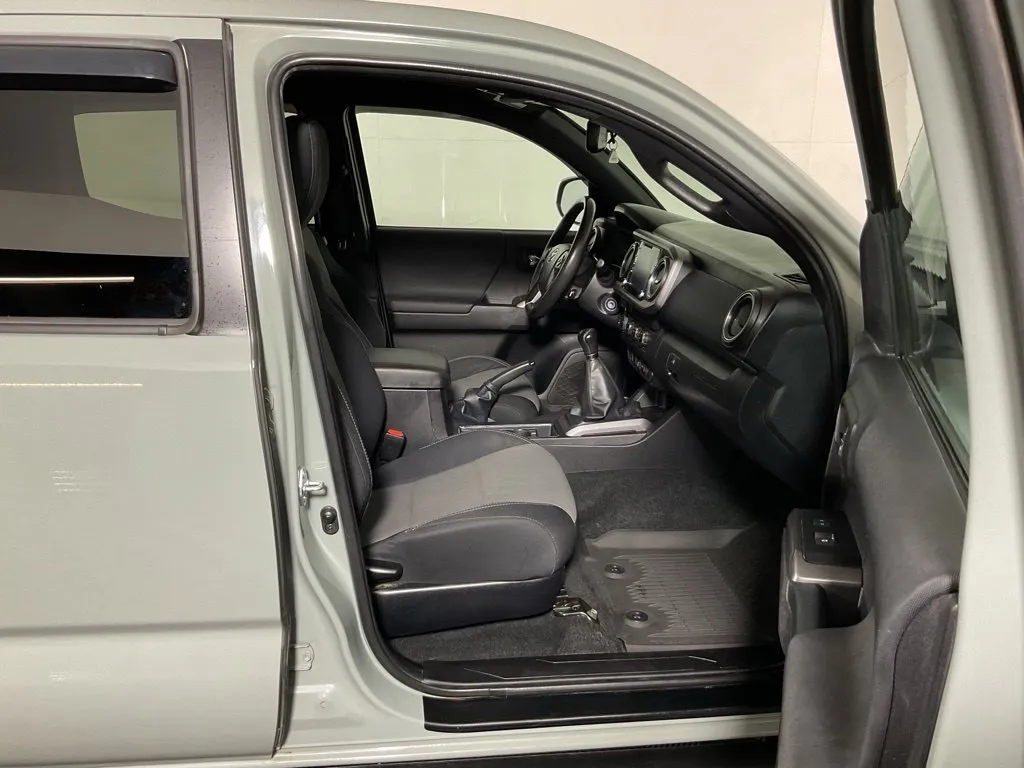 Toyota Tacoma photo 34
