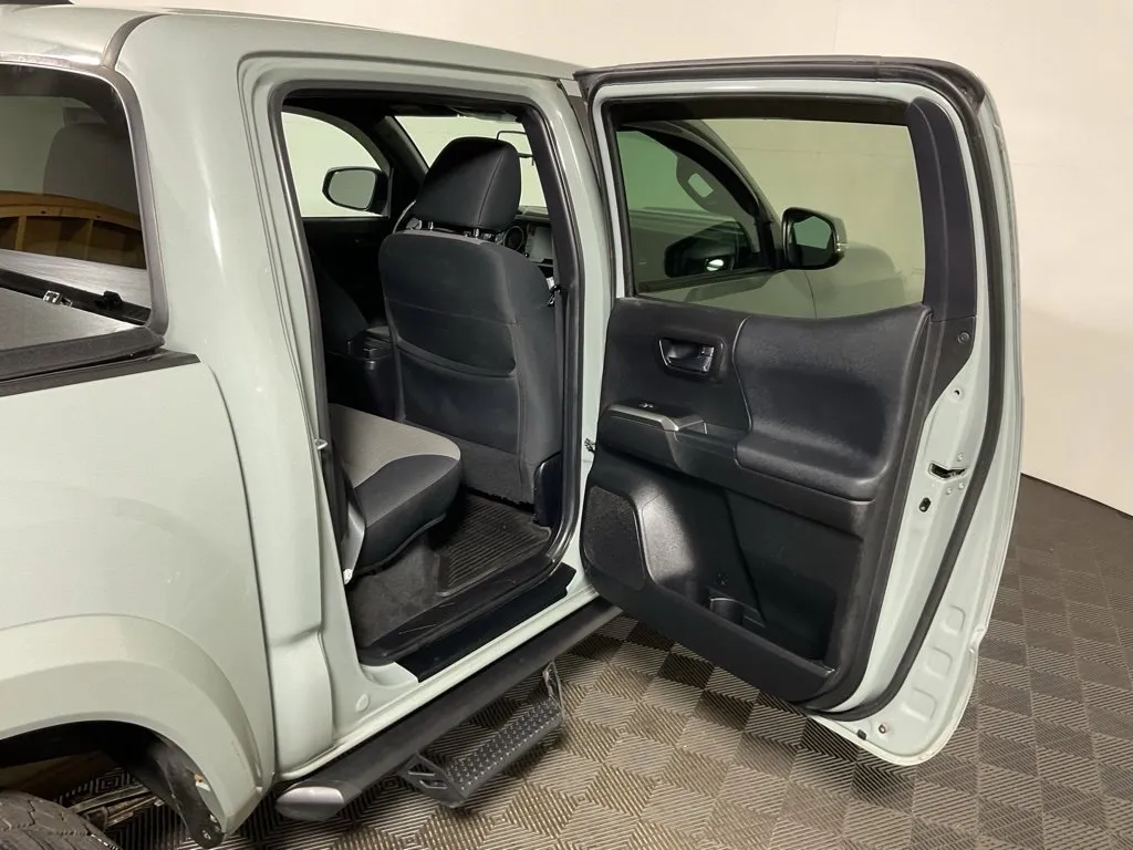 Toyota Tacoma photo 31