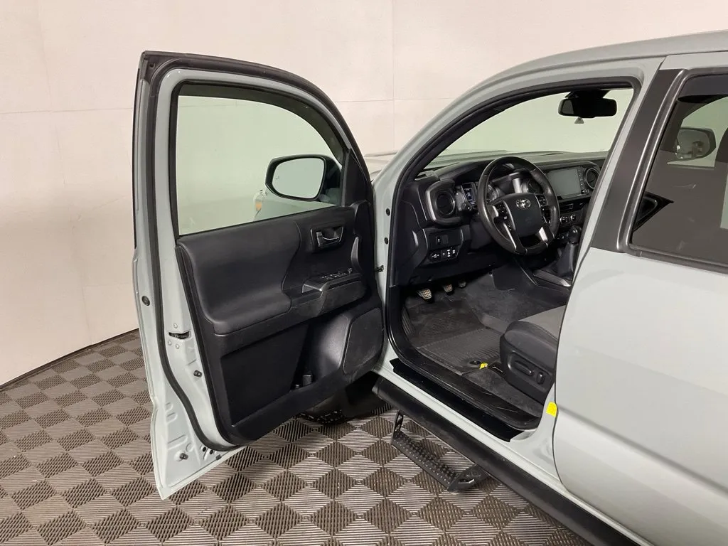 Toyota Tacoma photo 16