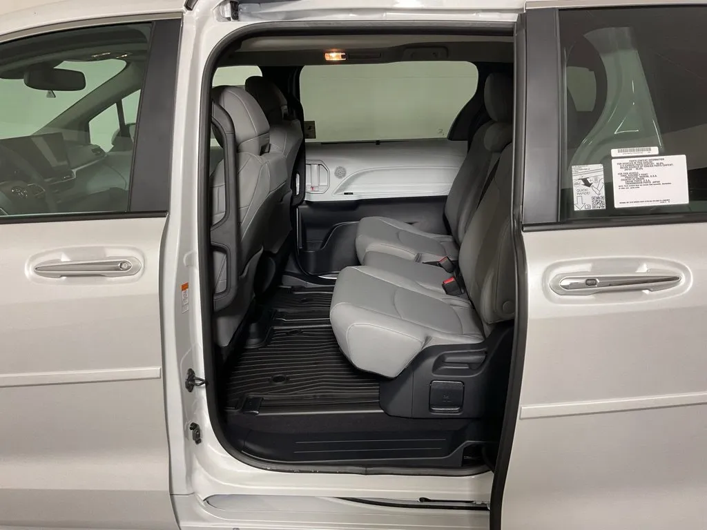 Toyota Sienna photo 33