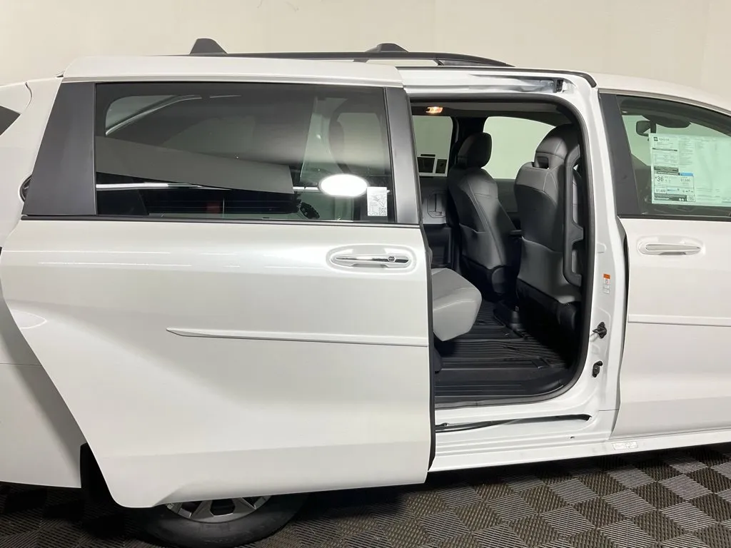 Toyota Sienna photo 36