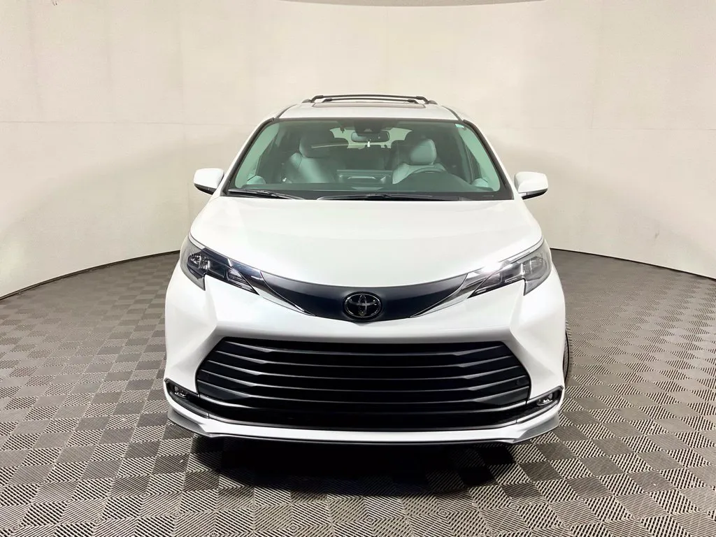 Toyota Sienna photo 9