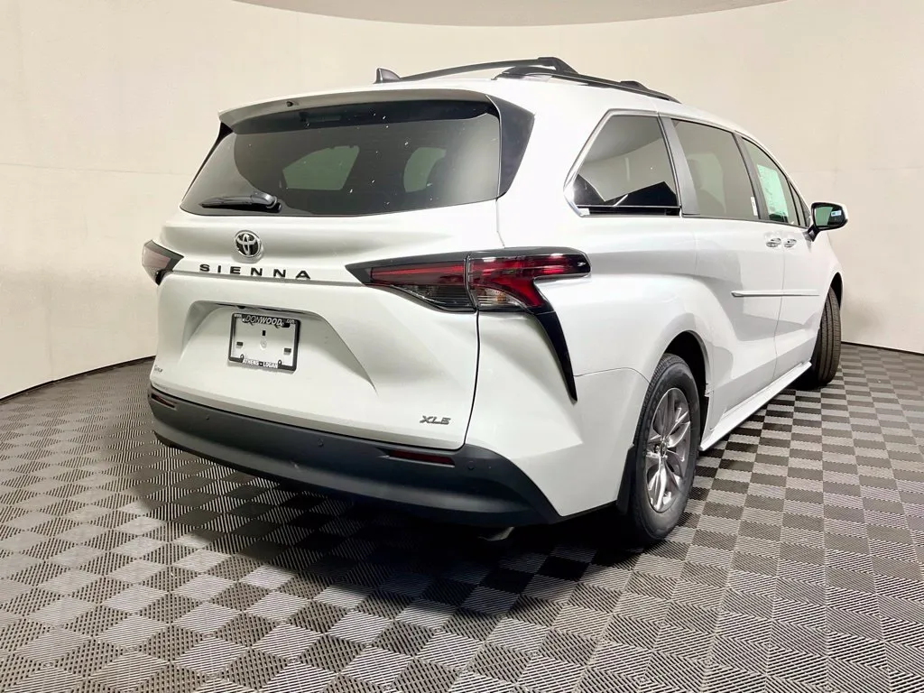Toyota Sienna photo 18