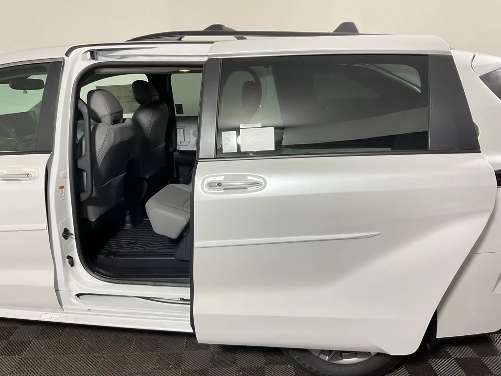 Toyota Sienna photo 34