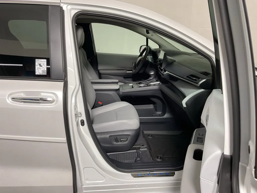 Toyota Sienna photo 38