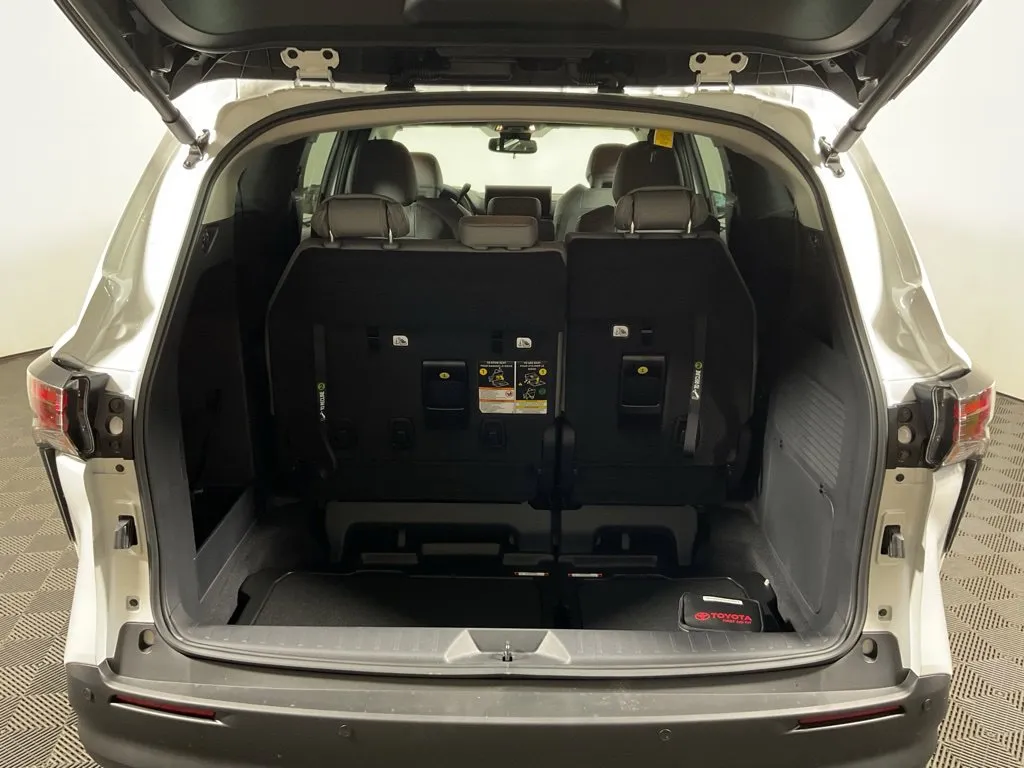 Toyota Sienna photo 17