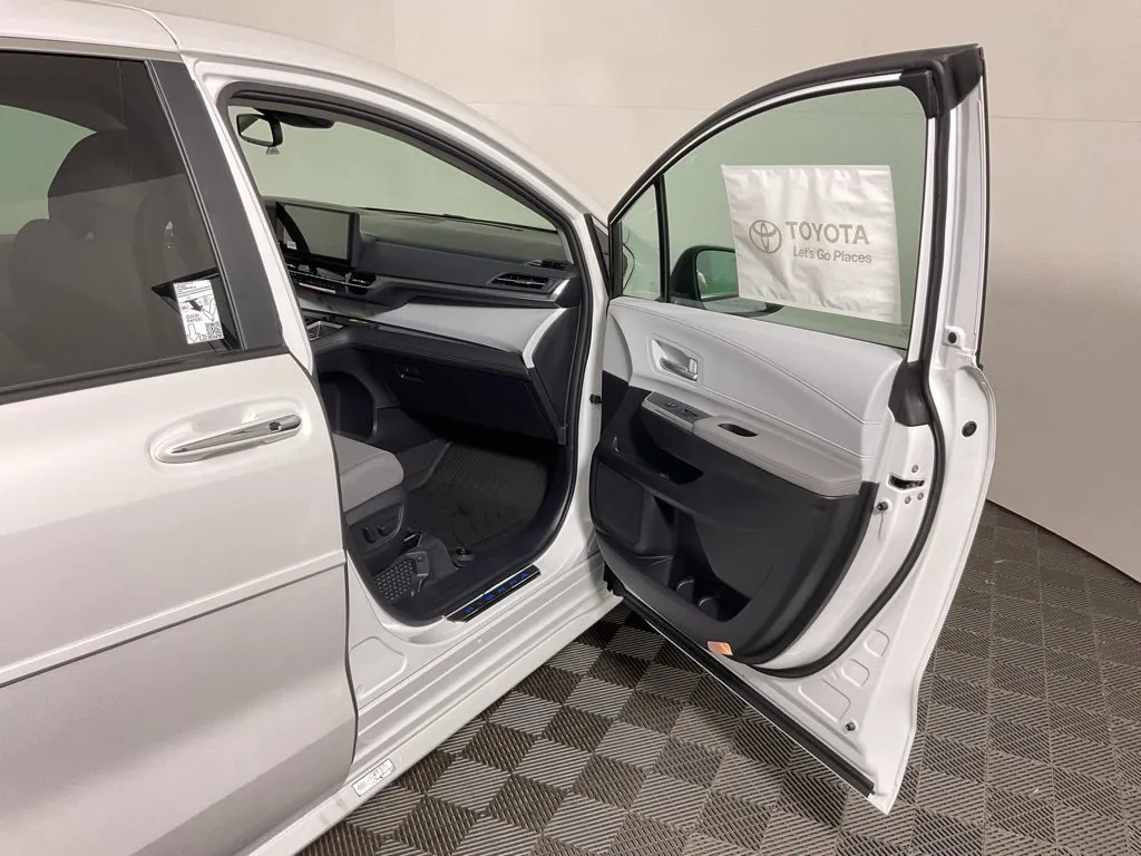 Toyota Sienna photo 37
