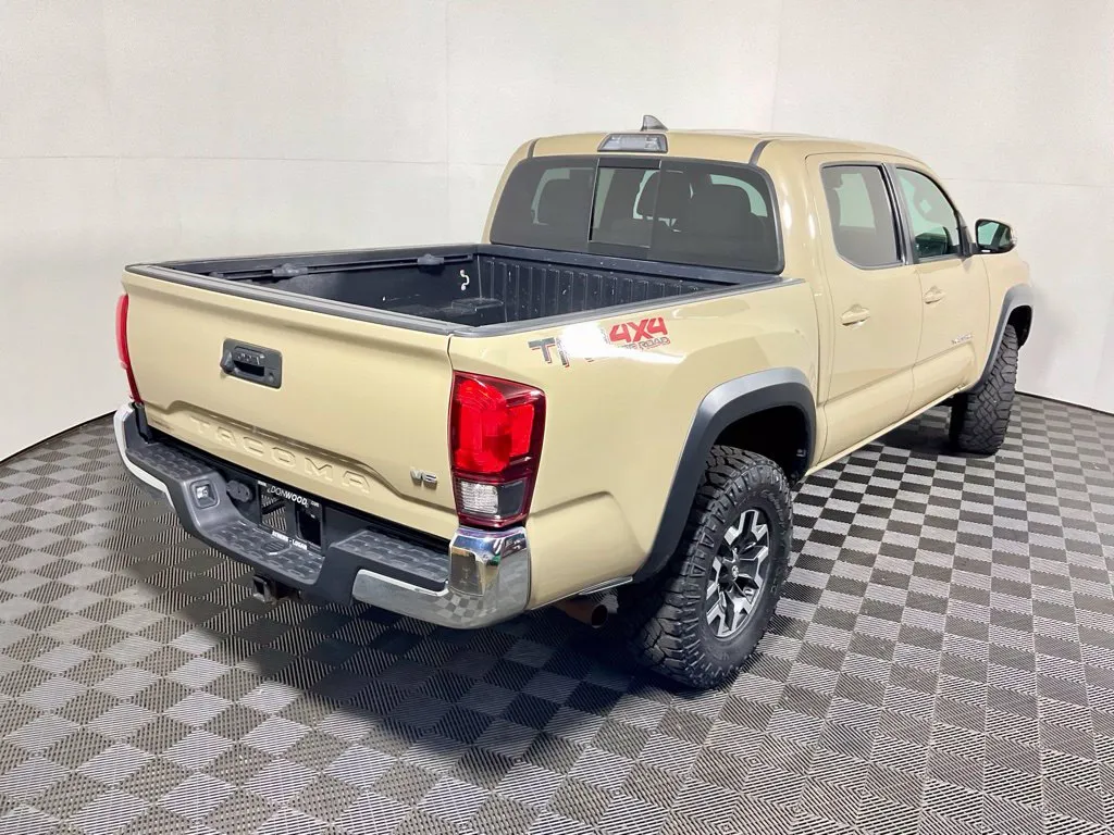 Toyota Tacoma photo 16
