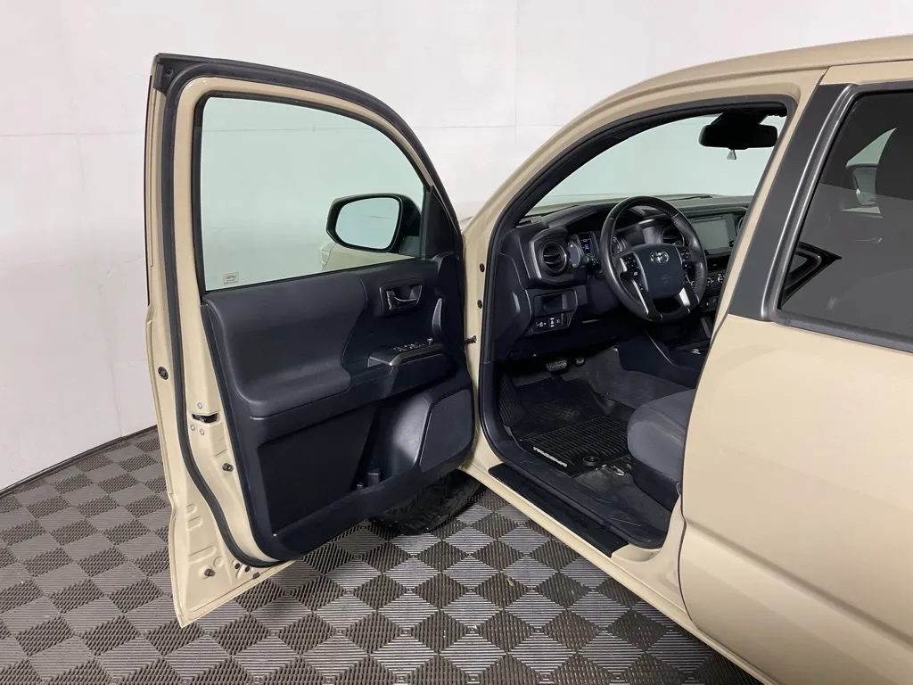 Toyota Tacoma photo 17