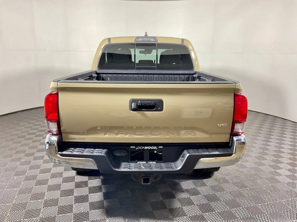 Toyota Tacoma photo 13