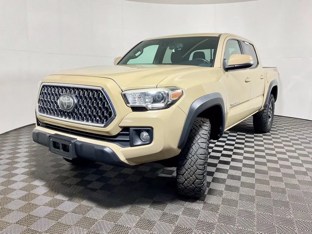 Toyota Tacoma photo 2