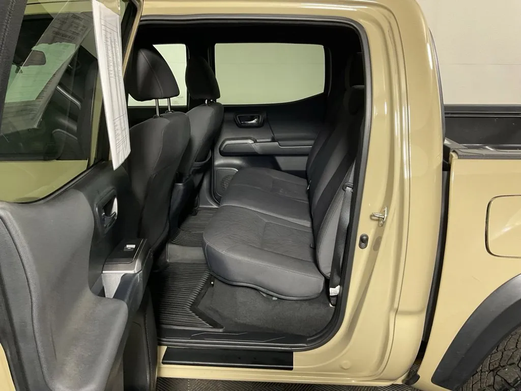 Toyota Tacoma photo 31