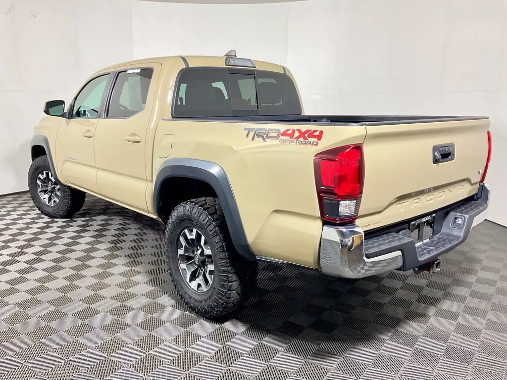 Toyota Tacoma photo 11