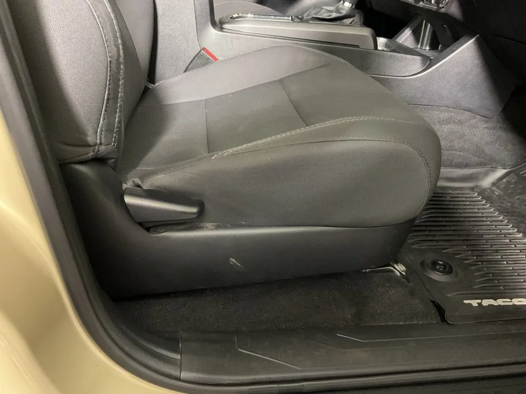 Toyota Tacoma photo 36