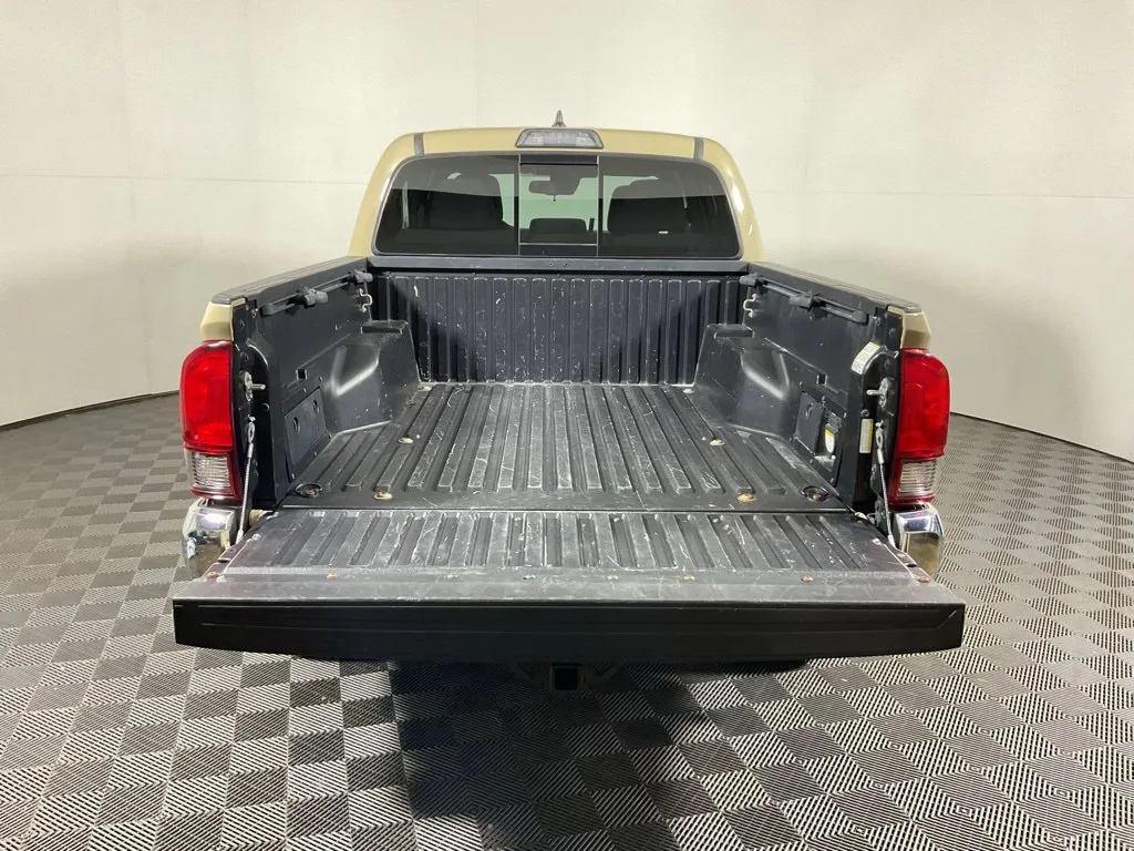 Toyota Tacoma photo 14