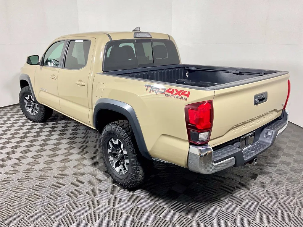 Toyota Tacoma photo 12