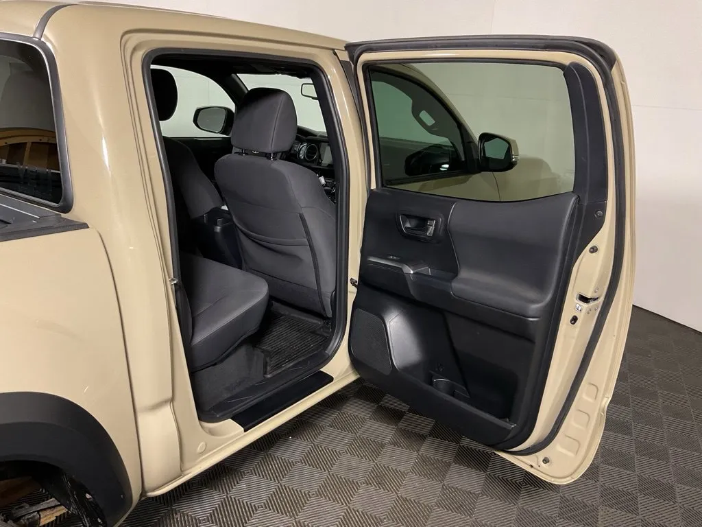 Toyota Tacoma photo 32