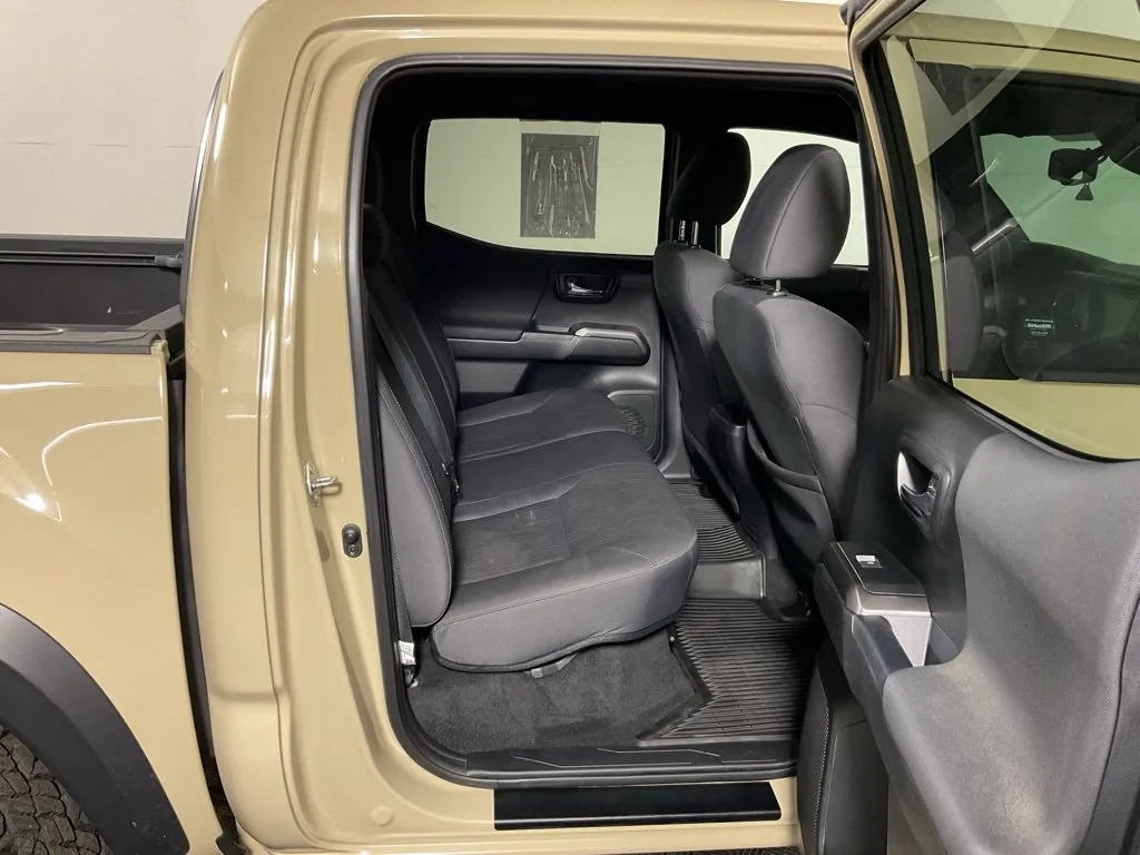 Toyota Tacoma photo 33