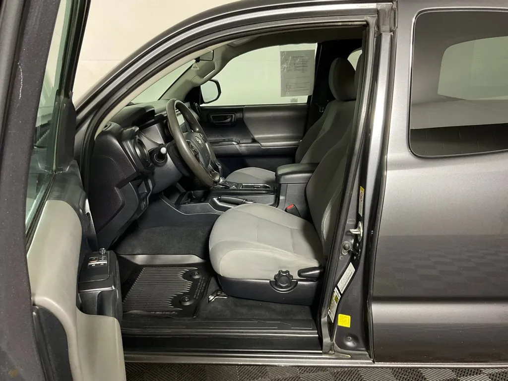 Toyota Tacoma photo 17