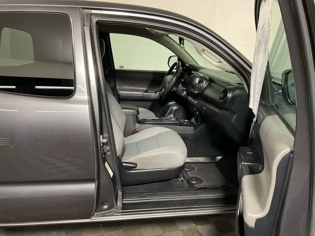 Toyota Tacoma photo 32