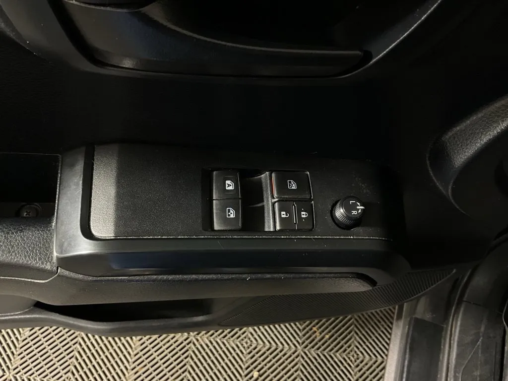 Toyota Tacoma photo 16